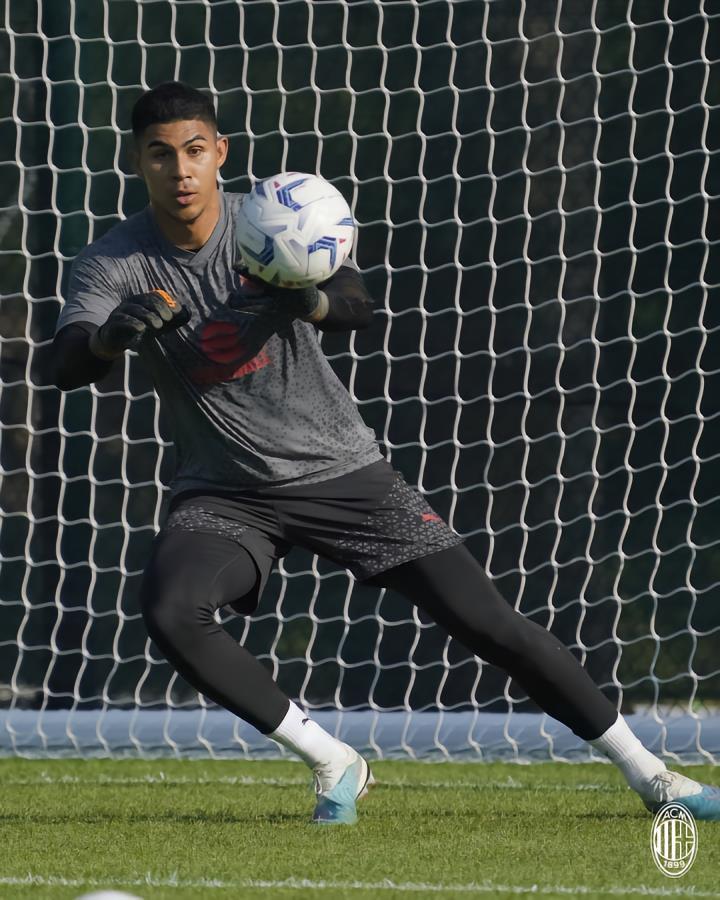 官方：25岁米兰门将瓦斯奎兹租借至英冠谢周三，租期1年