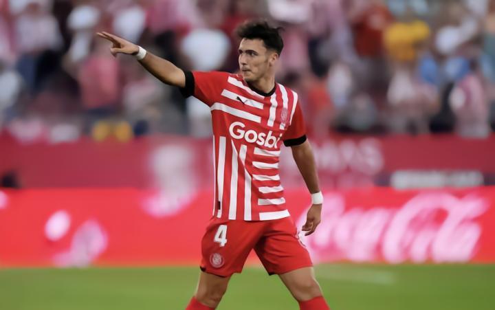 世体：右后卫引援巴萨再次考虑阿尔瑙，默尼耶也是选择之一