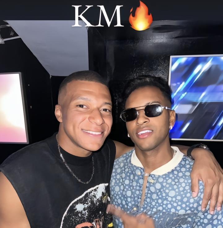 西媒：罗德里戈和姆巴佩在撒丁岛相遇只是巧合，没聊未来问题