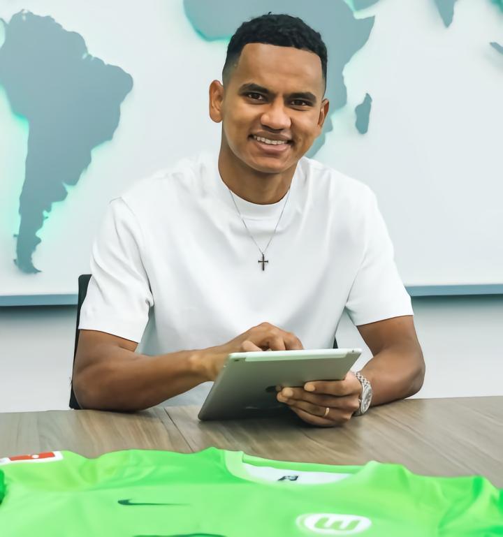 官方：萨索洛后卫罗热里奥加盟狼堡