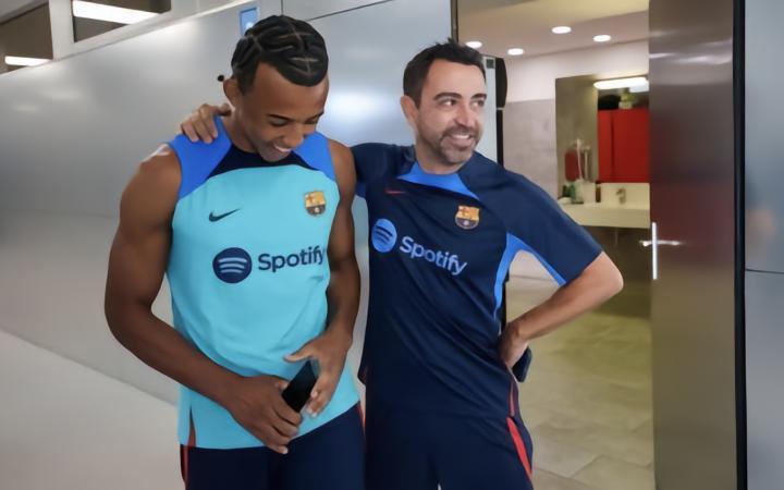 每体：哈维向孔德保证，新赛季对他的定位是中卫