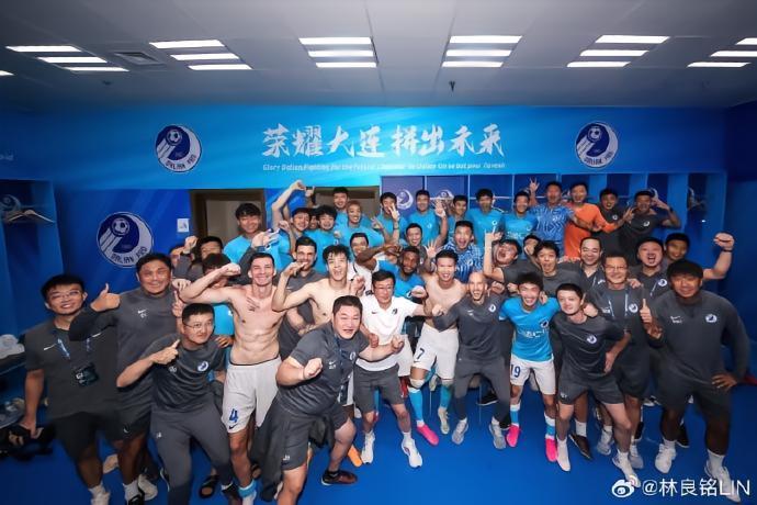 林良铭晒全队合影：路仍然崎岖，相信我们的前方一定是阳光