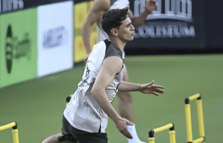 世体：加维对巴萨把他推荐给巴黎感到不安，哈维安抚了他