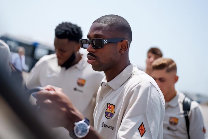 马卡：由于转会巴黎还未完成，登贝莱被要求参加巴萨周日训练