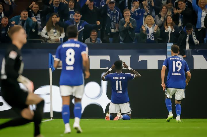 盖村战报：特罗德连场进球，沙尔克3-0击败九人凯泽