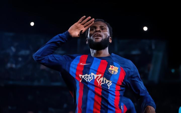 世体：凯西转会今明两天官宣，可能今天向巴萨全队告别