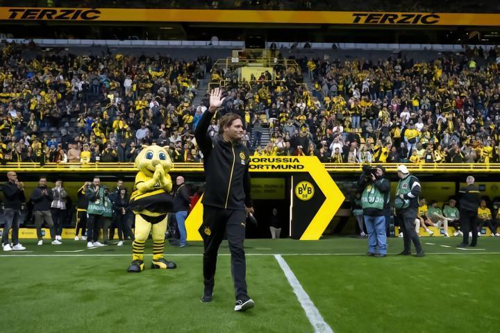 昨日赛前亮相仪式上，泰尔齐奇致谢球迷：“首先，我