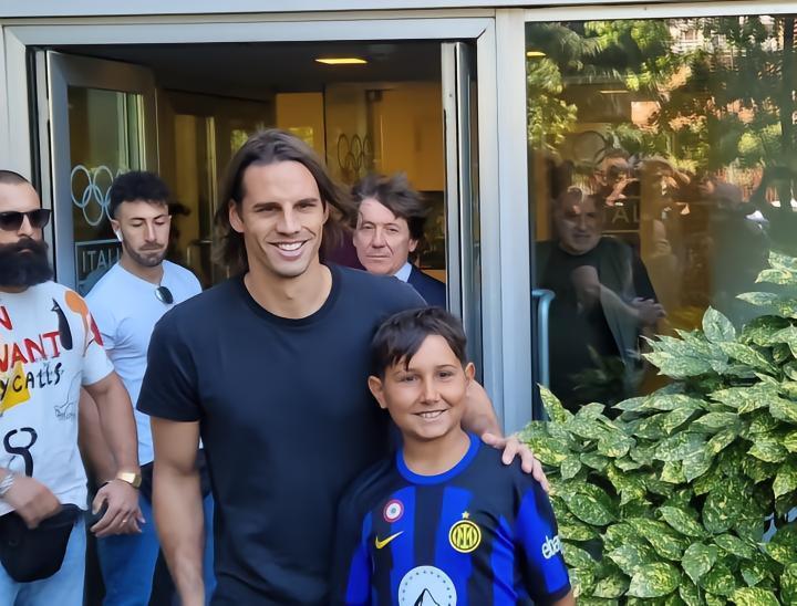 准备下树！索默正在接受国际米兰体检，与小球迷合影