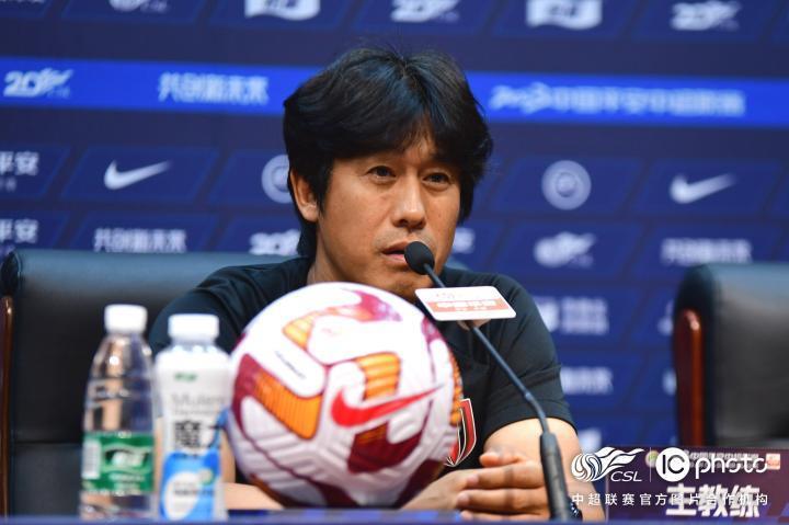 8月7日下午，成都蓉城队主教练徐正源和球员杨一鸣