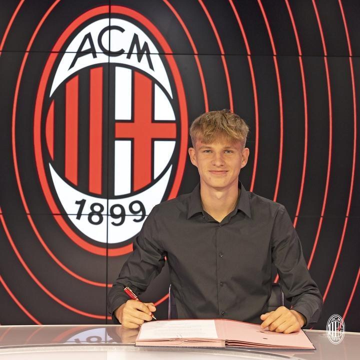 官方：米兰签下16岁波兰中场斯科奇拉斯，合同至2026年