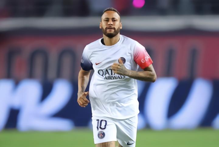 队报：内马尔周日已告知纳赛尔今夏想离队，他决心重返巴萨