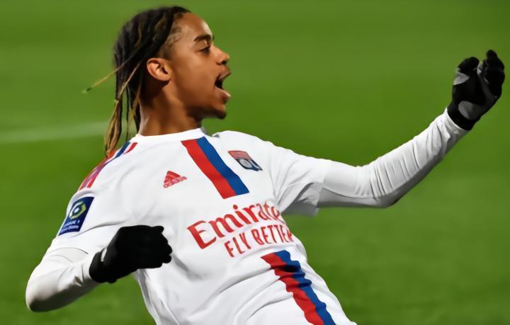 记者：巴黎3000万欧加奖金报价巴尔科拉被拒，曼城已加入竞争