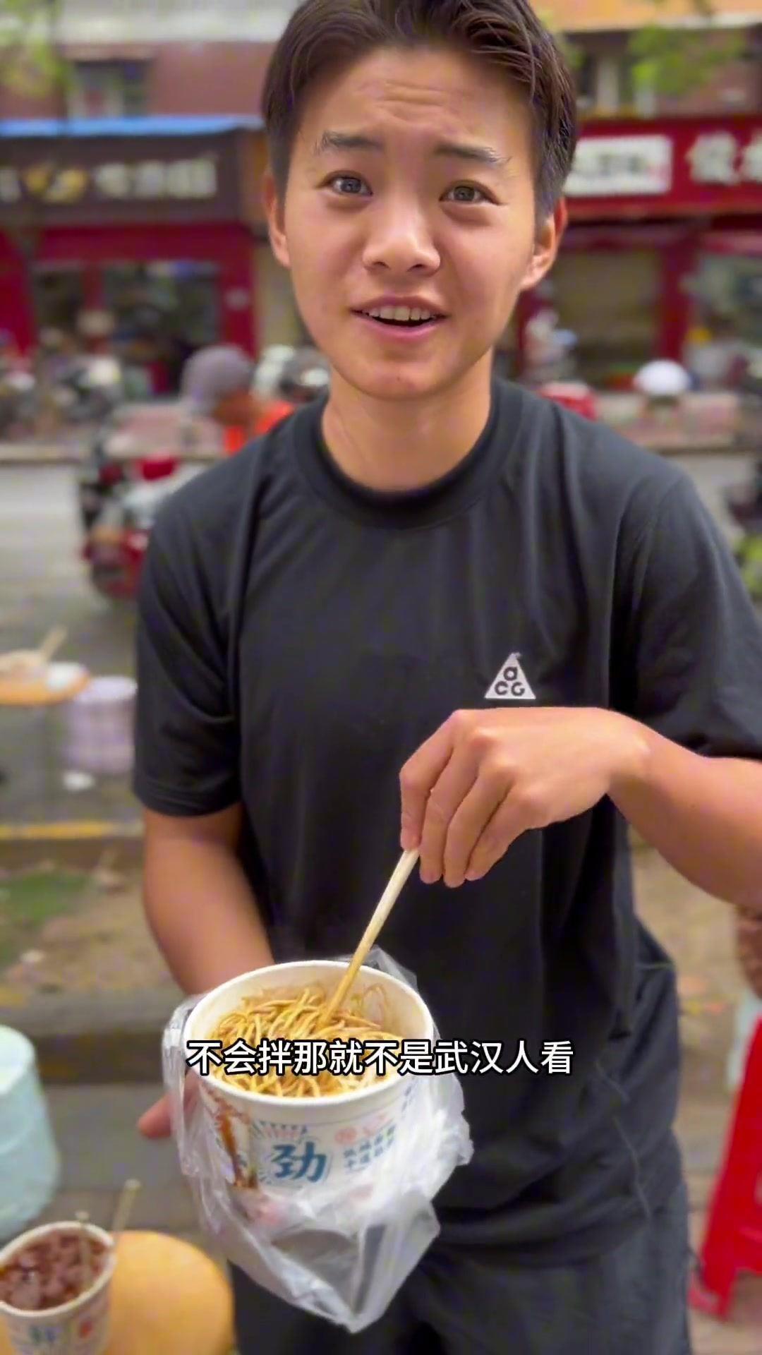 王霜现身了！王霜晒在武汉吃热干面动态，网友：刚！不爱说假话