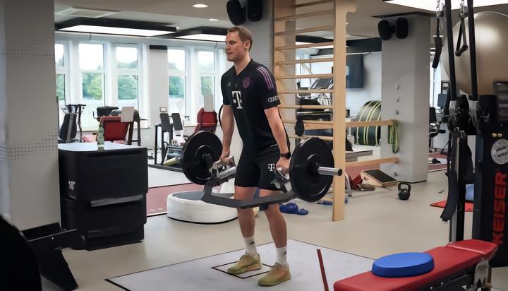 记者：拜仁高层相信诺伊尔未来会回归头号门将的位置