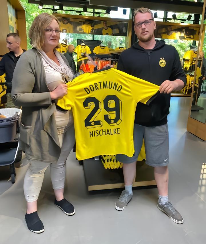 多特小将因名字和“永不沙尔克”同音，球衣销量超胡梅尔斯