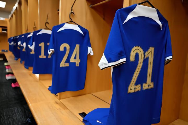 切尔西新赛季球衣号码：恩佐改穿8号，穆德里克10号，9号空缺