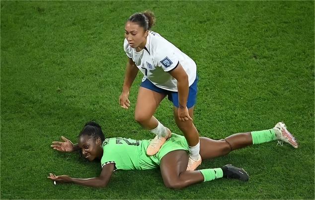 劳伦-詹姆斯致歉：我感到非常抱歉，我会吸取教训