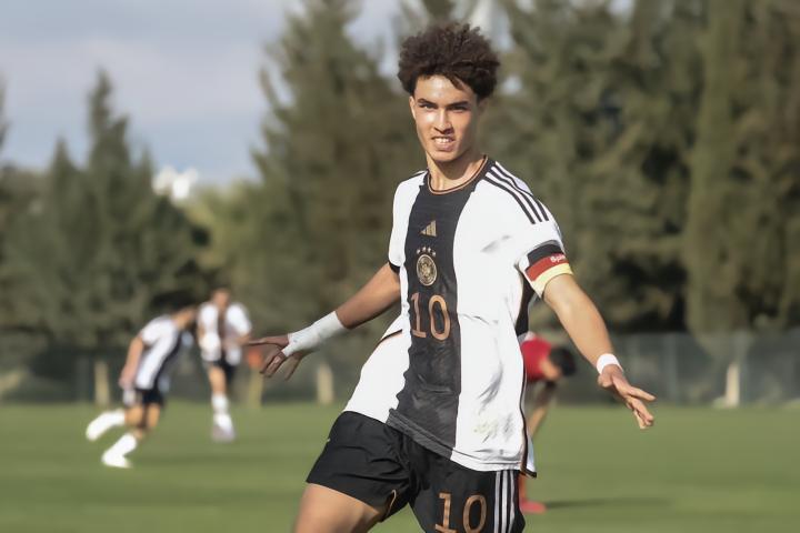 西媒：德国天才达维奇已在巴萨办公室签约，转会费最高1000万