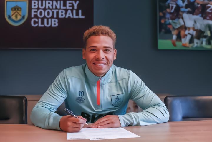 官方：伯恩利与队内边锋本松续约至2027年