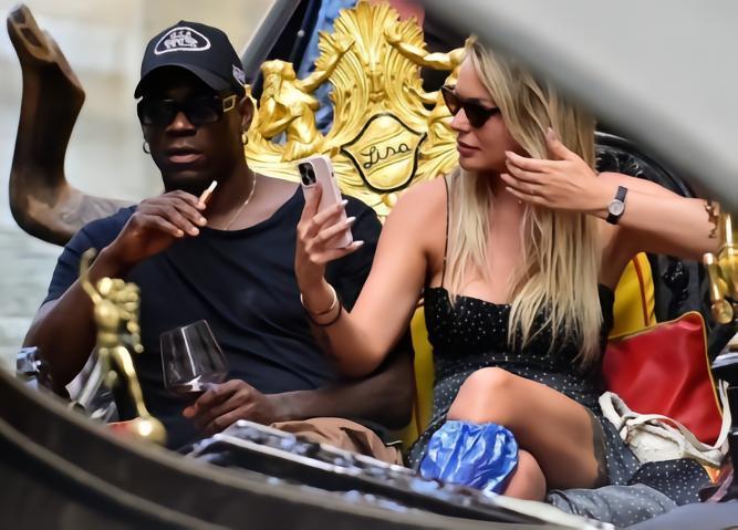 太阳报：巴洛特利被拍到和一女子同游威尼斯，他边抽烟边喝酒