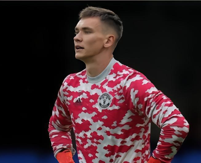 记者：曼联门将科瓦日即将加盟勒沃库森，有可能是永久转会