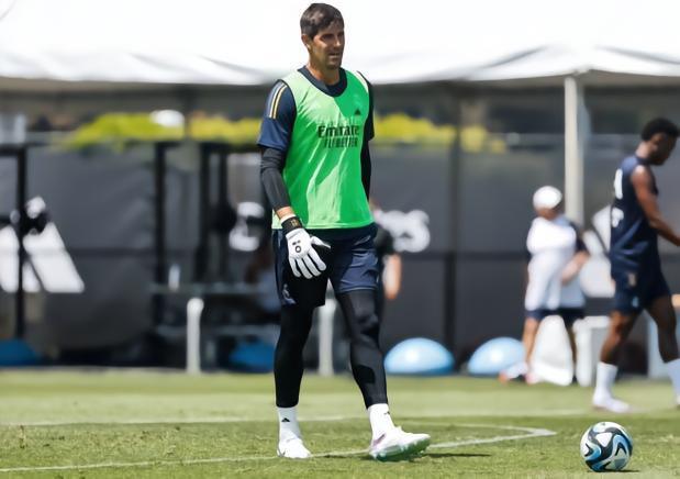 科贝记者：皇马正在找寻库尔图瓦的替代者，卢宁继续担任替补