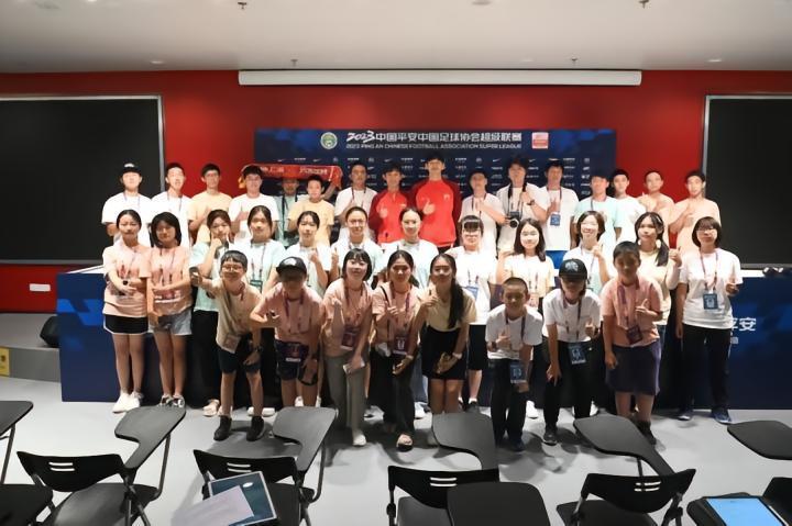 拉近距离，王燊超和颜骏凌出席了学生记者夏令营活动现场采访