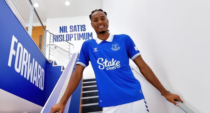 官方：埃弗顿签下19岁前锋优素福-切尔米蒂，签约至2027年