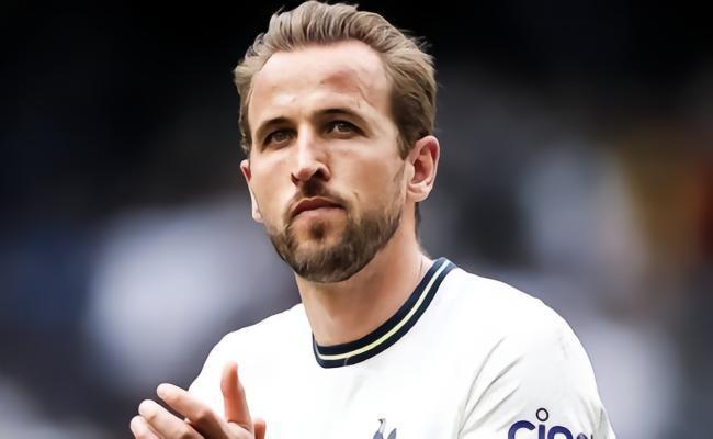 邮报记者：凯恩和他的团队已抵达航站楼，准备登机飞往慕尼黑