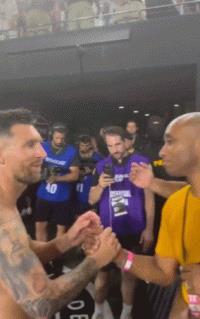 罗体：梅西在赛后拥抱NBA球星库兹马，但不认识对方是谁