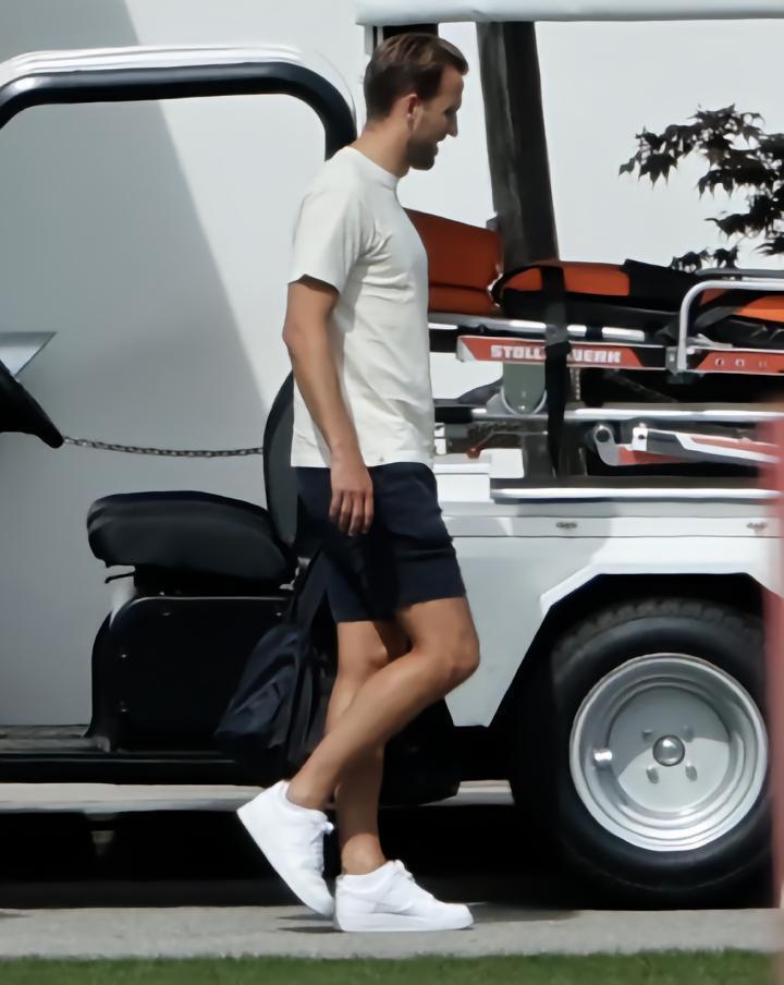 图片报：凯恩出现在塞贝纳大街，在德超杯赛前与球队首次合练