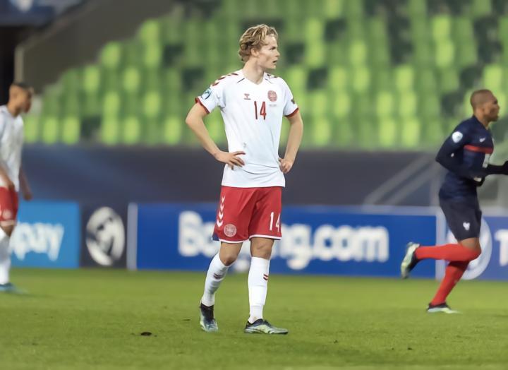 罗马诺：24岁丹麦中场尤尔曼德今晚签约葡萄牙体育，周末体检