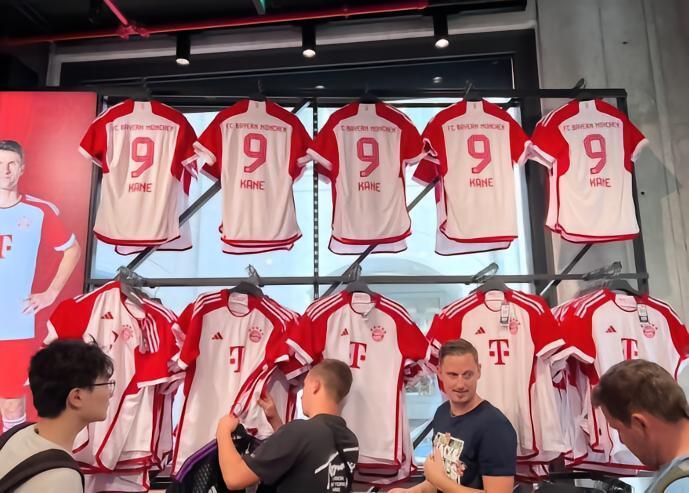 拜仁球迷商店爆满，凯恩的球衣销量火爆
