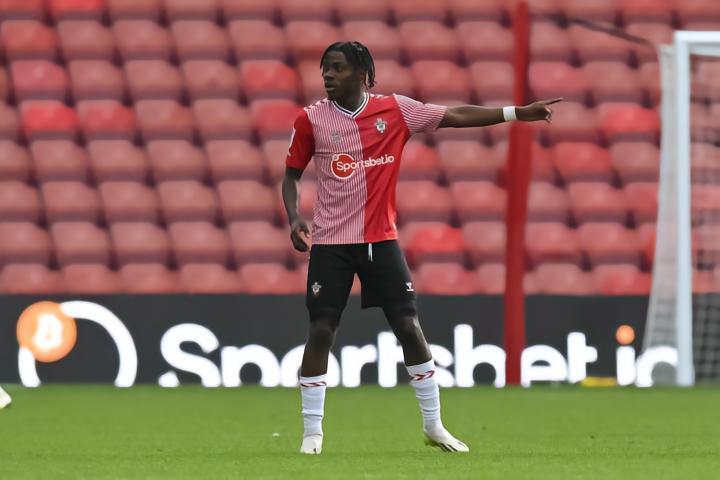 德天空：切尔西与拉维亚进行了谈判，同时推进凯塞多的交易