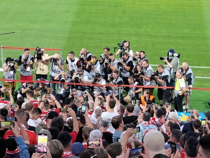 这就是英格兰队长的待遇？凯恩坐在替补席被媒体团团包围