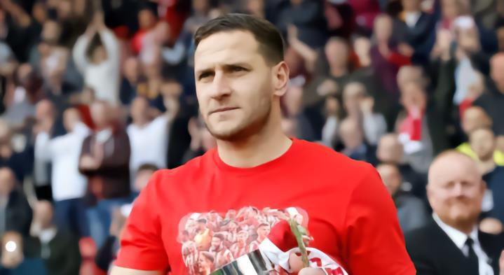 记者 : 多支球队有意，但夏普选择前往洛杉矶银河