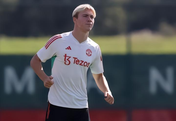 严格把关，镜报：和曼联谈判前，霍伊伦父母和经纪人面谈6轮