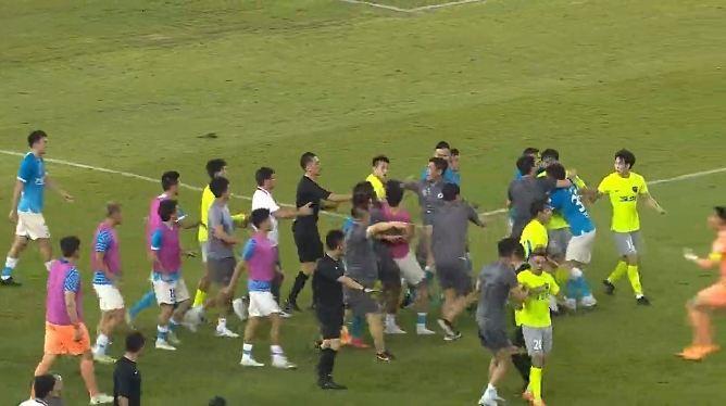 终场哨响就开打？大连人&深圳两队赛后爆发大规模冲突，刘越染红