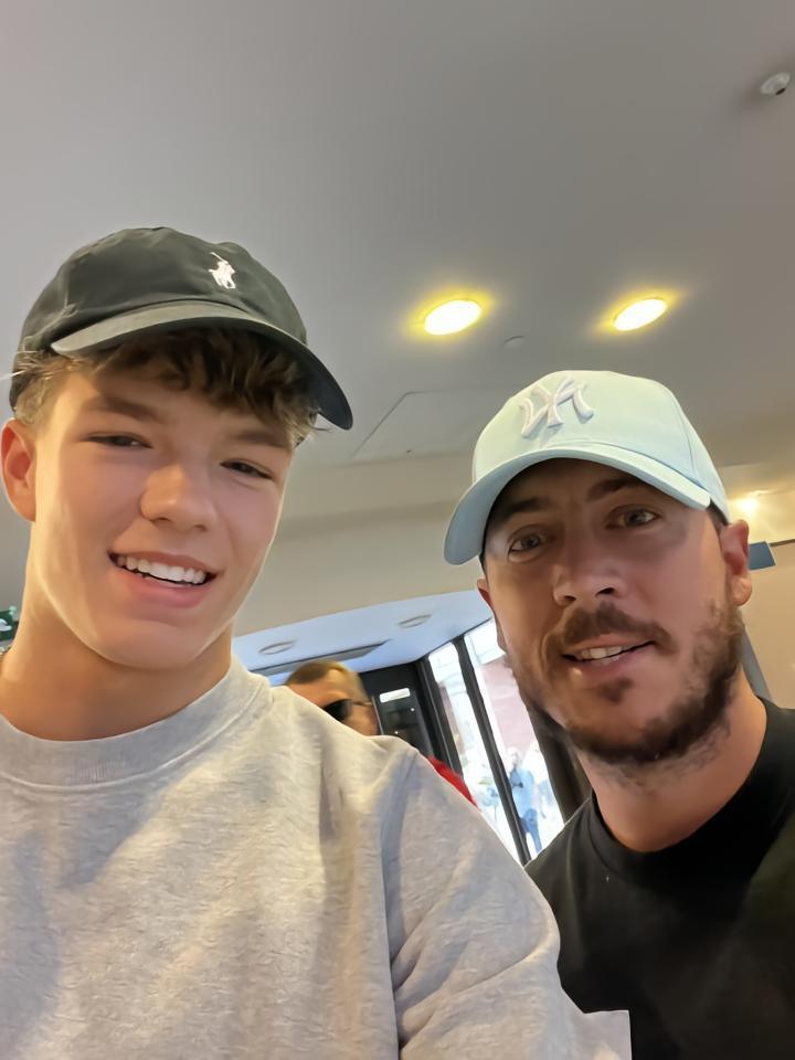 来看球了！网友晒合照，阿扎尔在切尔西赛前现身斯坦福桥