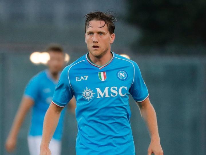 记者：吉达国民和那不勒斯谈妥3200万签泽林斯基，年薪1500万