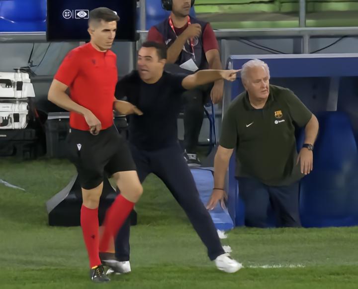 怒火中烧，哈维被罚下后朝着第四官员怒喷“丢人”