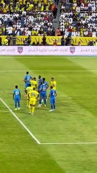 进球网：C罗疑似挠腹部后抚摸利雅得新月球员