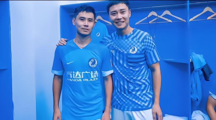 商隐晒与费煜合照：虽不是大连籍，但会为大连战斗至最后一刻