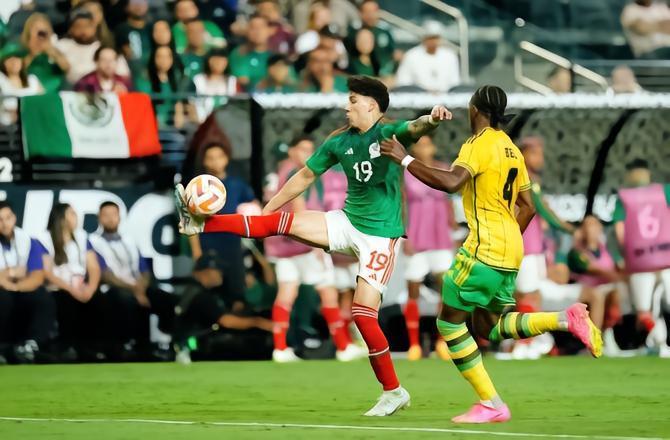 荷电讯报：阿贾克斯已接受右后卫豪尔赫-桑切斯400万欧的报价