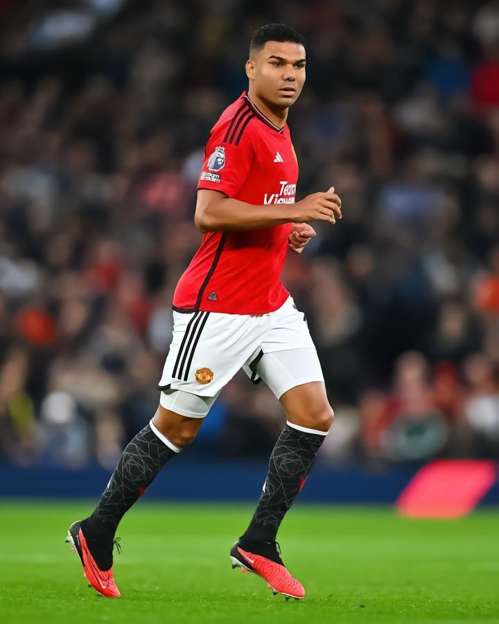 内维尔：B费芒特丢球时卡塞米罗只能靠自己，这种事不能发生