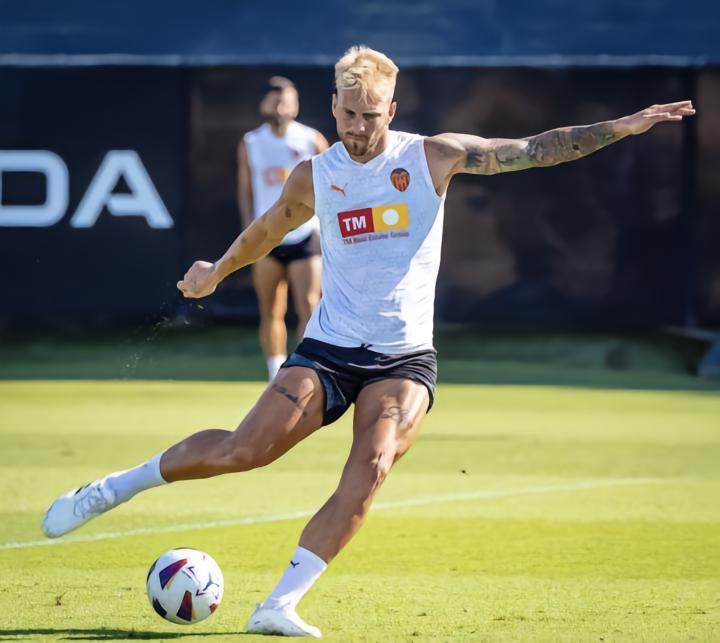 瓦伦西亚中场拉契奇即将转会萨索洛，出售他之后FPF仍不够