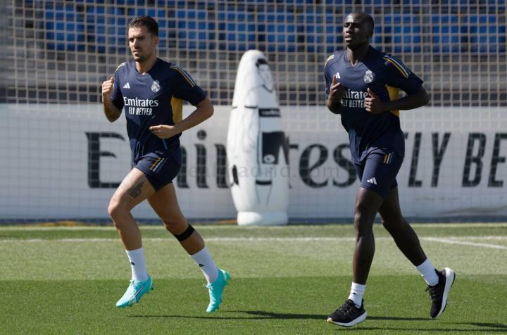 皇马官方：塞瓦略斯和门迪恢复单人有球训练