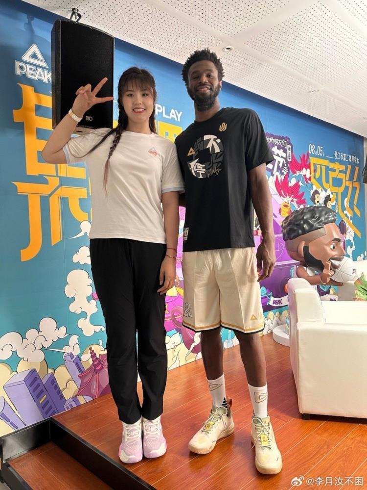 李月汝晒与维金斯&吴磊合影：与两位巨星成功会晤 维金斯好可爱