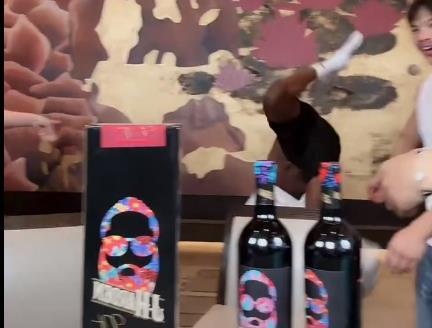 可爱捏哈登难掩内心欢喜 直接在直播间翻起了跟头