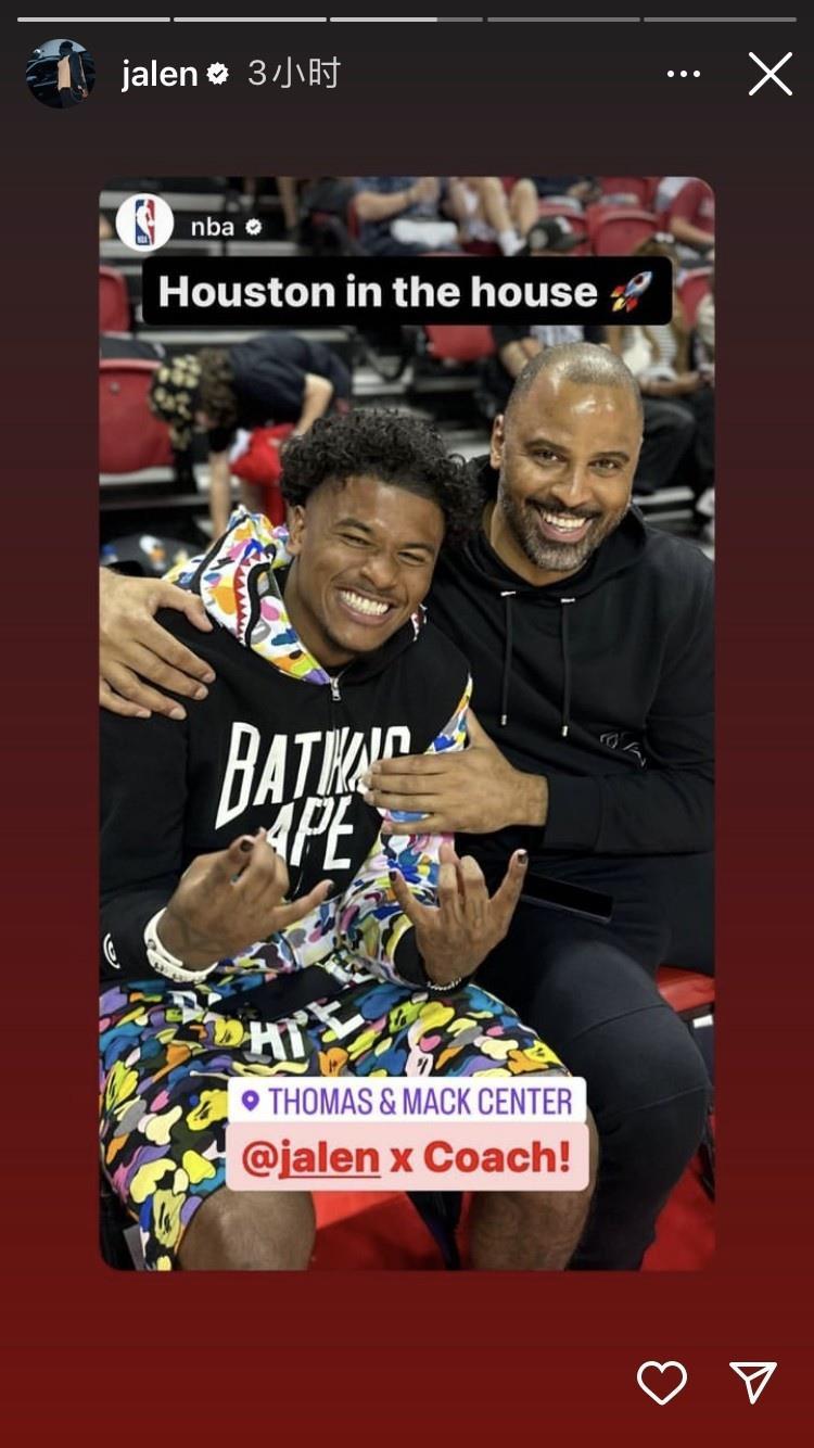 笑什么呢？杰伦-格林合影乌度卡 两人满面春光